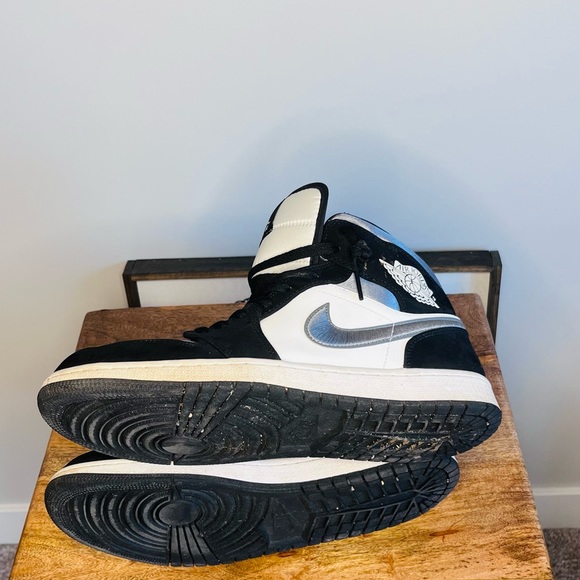 Air Jordan 1 Mid SE 'Satin Smoke Grey' 852542-011 - Picture 3 of 6